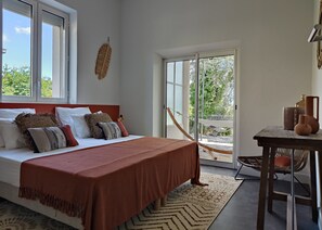 La chambre terracotta donnant sur le jardin avec vue sur château d'Aubenas