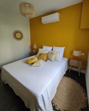 La chambre jaune, douillette et confortable, avec lit queen size (160x200)