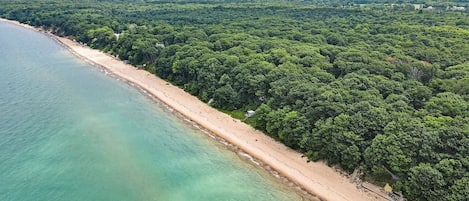 The shore of Lake Michigan invites you to an unforgettable experience that combines luxury, comfort, nature, relaxation, and fun in a gorgeous setting.