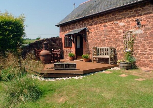 Luccombe Barn Holiday Cottage - Rear Decking