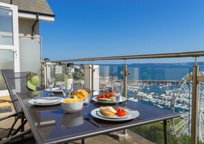 Balcony table & chairs for 6