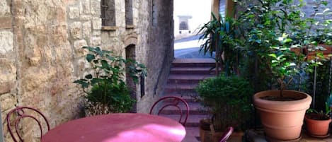 Outdoor landing and view to the courtyard and arch