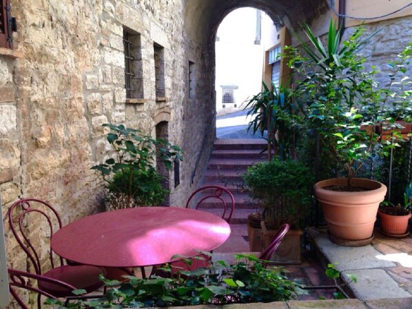 Outdoor landing and view to the courtyard and arch