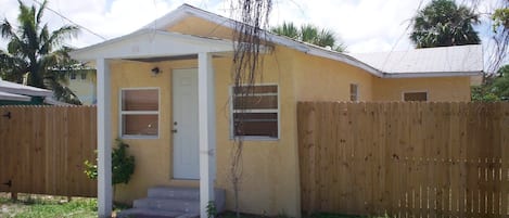 1950's beach house - 5 miles to beautiful beaches 1 Mile to Downtown Stuart