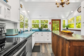 Stunning cottage-themed and with a rustic Farmhouse feel. Fully equipped with stainless steel large appliances, blender, toaster, filter coffee, service for 10 guests. Counter top with large windows. It's the perfect kitchen to cook for the family.