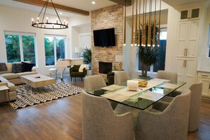 Living room/dining room combination