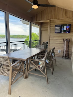 Spacious, screened deck with Smart TV and ceiling fan.