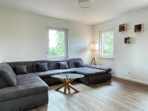 Ferienwohnung mit 82qm, 1 Schlafzimmer max. 5 Personen-Wohnzimmer