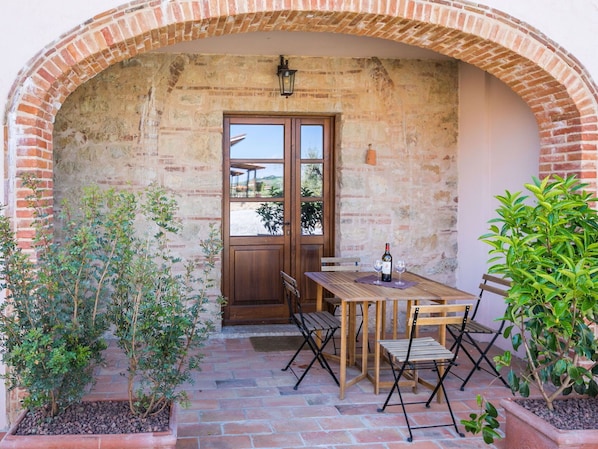 Plant, Table, Property, Building, Furniture, Window, Wood, Flowerpot, Houseplant, Shade