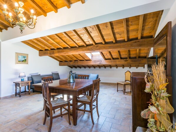 Tabelle, Möbel, Eigentum, Stuhl, Holz, Interior Design, Fussboden, Flooring, Zimmerpflanze, Hartholz