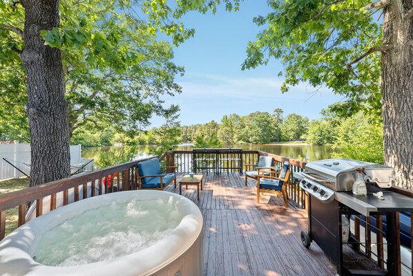 Outdoor spa tub