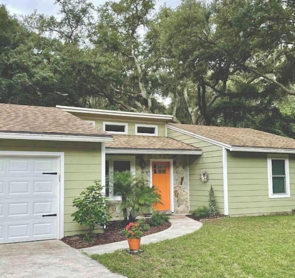 Adorable cottage with a cute beachy vibe