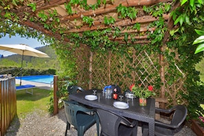 The equipped pergola close to the pool
