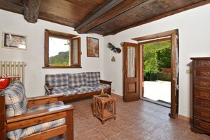 Das Wohnzimmer ist zur Terrasse hin offen und liegt vor dem Haus.