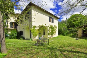 The private equipped garden in front to the entrance loggia