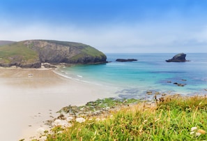 Portreath Beach is ideal for swimming, surfing, sunbathing and rock pooling!