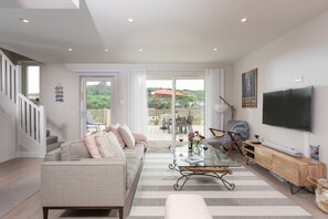 Welcome to Tralee, a contemporary dog-friendly retreat, just a short stroll from Portreath Beach