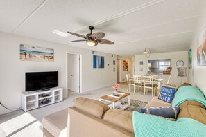 Living Room | Central A/C & Heating | Free WiFi | Smart TV w/ Cable