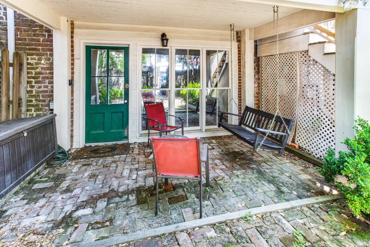 Walk Everywhere From This Charming Garden Apartment by Lucky Savannah