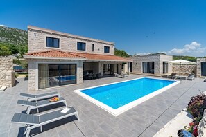 Villa Neven is an immaculate traditional and modern property that offers a heated 44m2 private pool with geyser and no-Chlorine system