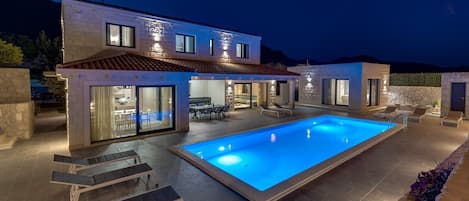 NEU! Stilvolle Villa Neven mit 44 m2 großem beheiztem Privatpool, 4 Schlafzimmern mit Bad, 2 Wohn- und Essbereichen