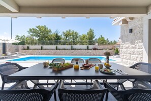 Stone beauty Villa Neven, the luxury you deserve just 20 minutes from Omiš and the sea.
