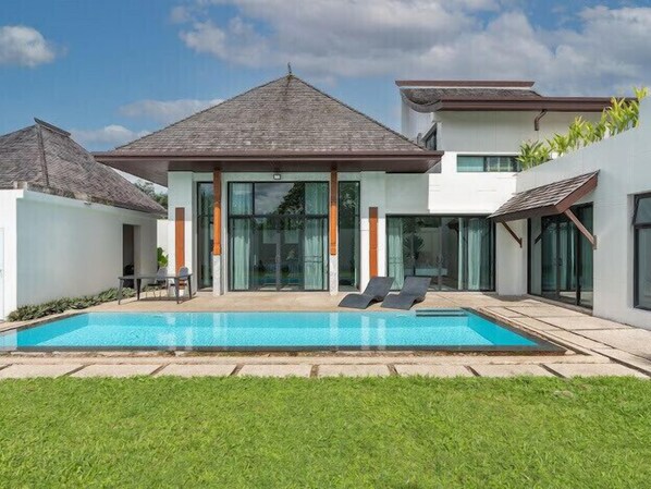 Spacious house with big pool and garden. 