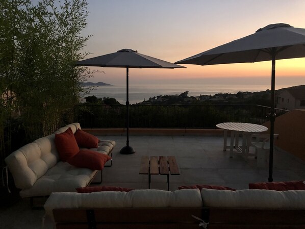Assister au coucher de soleil confortablement installé sur la terrasse !