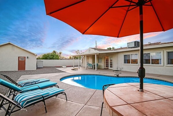 Beautiful pool, outdoor eating area, lounge chairs and enclosed backyard! Soak up the Arizona sun, entertain your family, friends, and enjoy the outdoors!