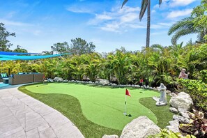 Work on your short game with this putting green ⛳️