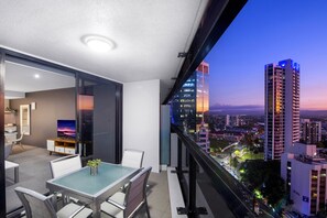 Spacious balcony with uninterrupted views of the city ♥️