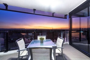 Generous size balcony offers iconic views of the Gold Coast 🏙