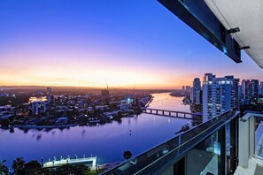 Spacious balcony with uninterrupted views of the city ♥️