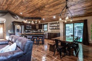 Caribou Crossing 5 bed cabin 10 min from Dells (87)