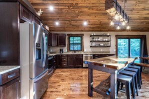 Caribou Crossing 5 bed cabin 10 min from Dells (77)