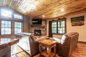 Caribou Crossing 5 bed cabin 10 min from Dells (82)