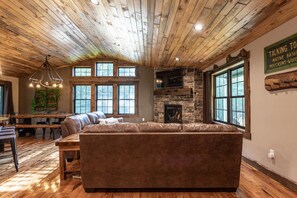 Caribou Crossing 5 bed cabin 10 min from Dells (81)