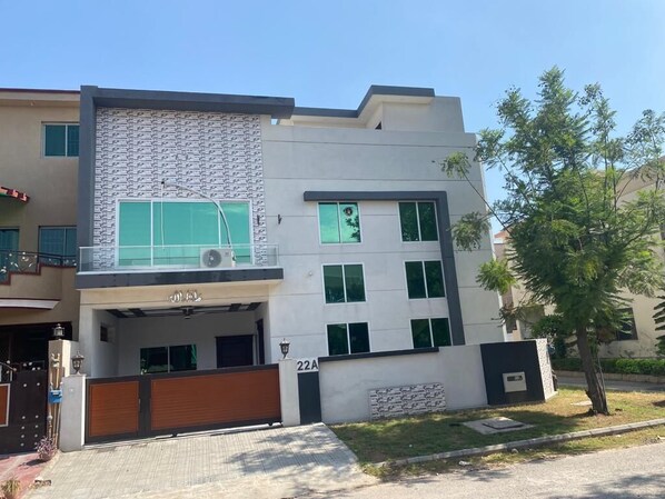 Front view of the property 