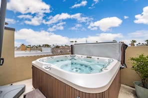 Above ground hot tub in the rooftop
