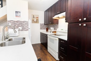 Full kitchen