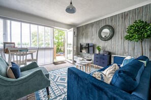 Apartment 4, Hunstanton: Sitting room with access to balcony