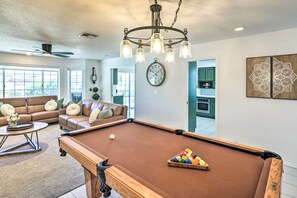 Living Room | Central A/C | Smart TV | Gas Fireplace