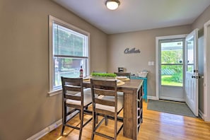 Dining Area | Dishware & Flatware Provided