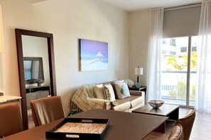 Living area with Queen-size sofa-bed