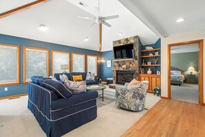 SH58: Blue Oasis | Mid Level Living Area - Fireplace Not Available For Guest Use