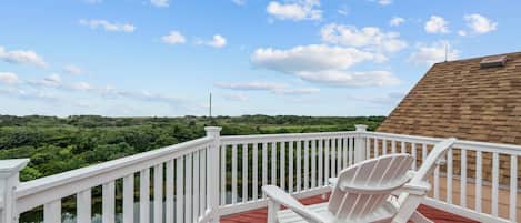 Allow us to introduce Sunset Pleasure, a majestic 7-bedroom home with magnificent views from ocean to sound.