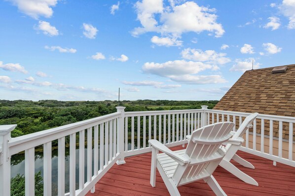 Allow us to introduce Sunset Pleasure, a majestic 7-bedroom home with magnificent views from ocean to sound.