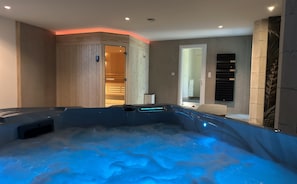 Indoor spa tub