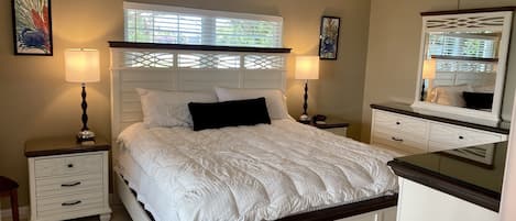 Master Bedroom:
King Size Bed - Sheets Included
Ceiling Fan