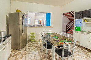 A cozinha americana é espaçosa e oferece todos os utensílios necessários